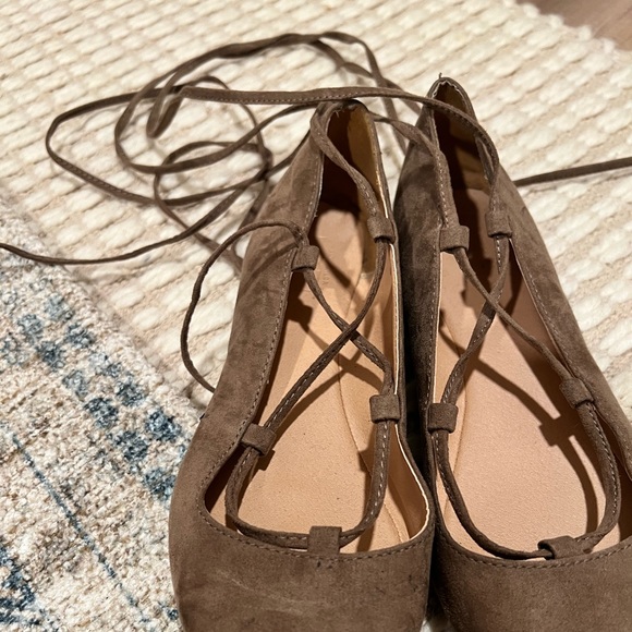 Tan suede pointed lace up loft flats, size 8 - Picture 4 of 4